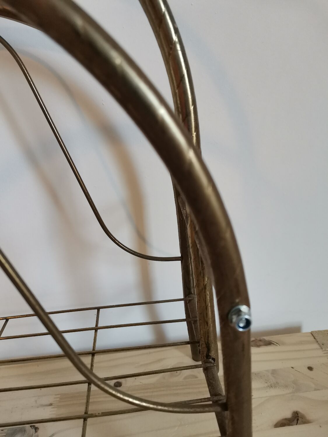 Magazine rack in vintage gold metal