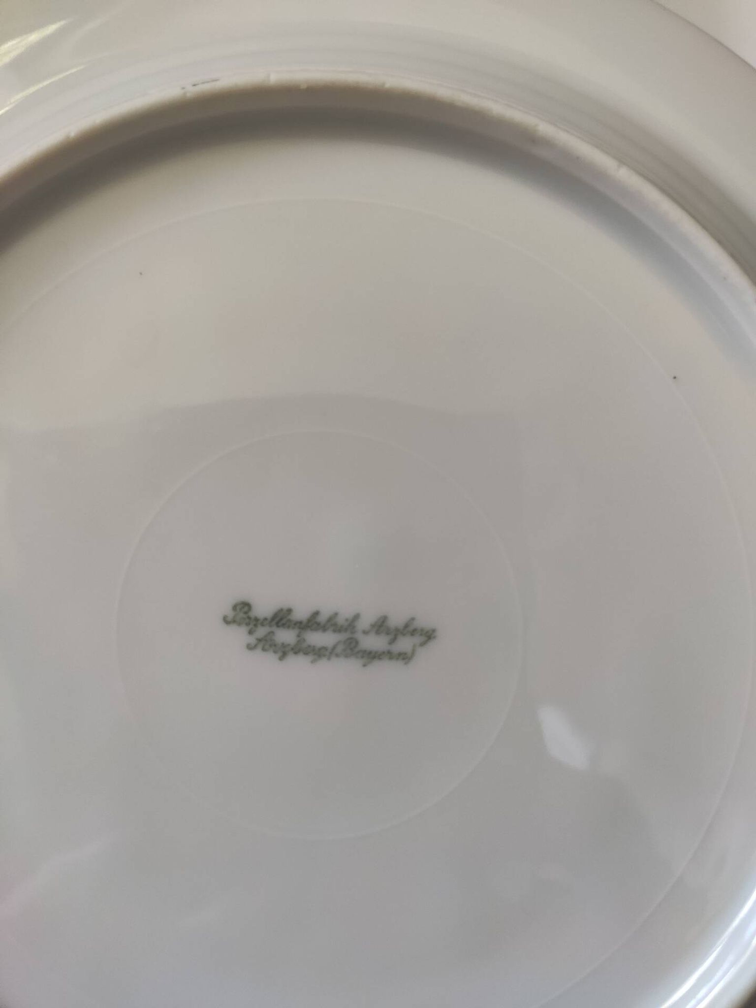 Set of 6 dinner plates and 4 dessert plates, made of porcelain.