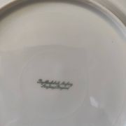 Set of 6 dinner plates and 4 dessert plates, made of porcelain.