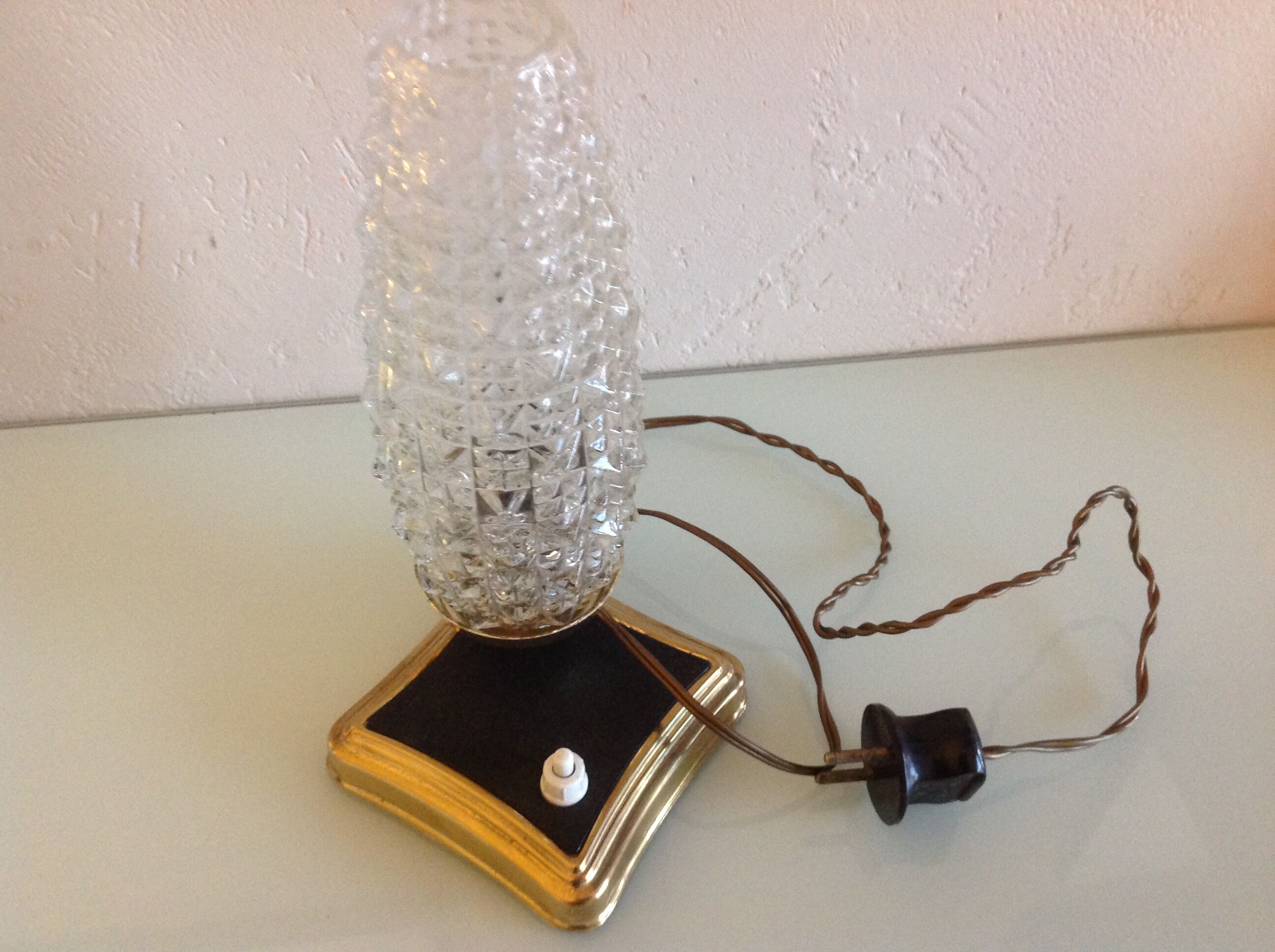 Lampe de chevet verre tulipe structuré et socle laiton / vintage années 50-60