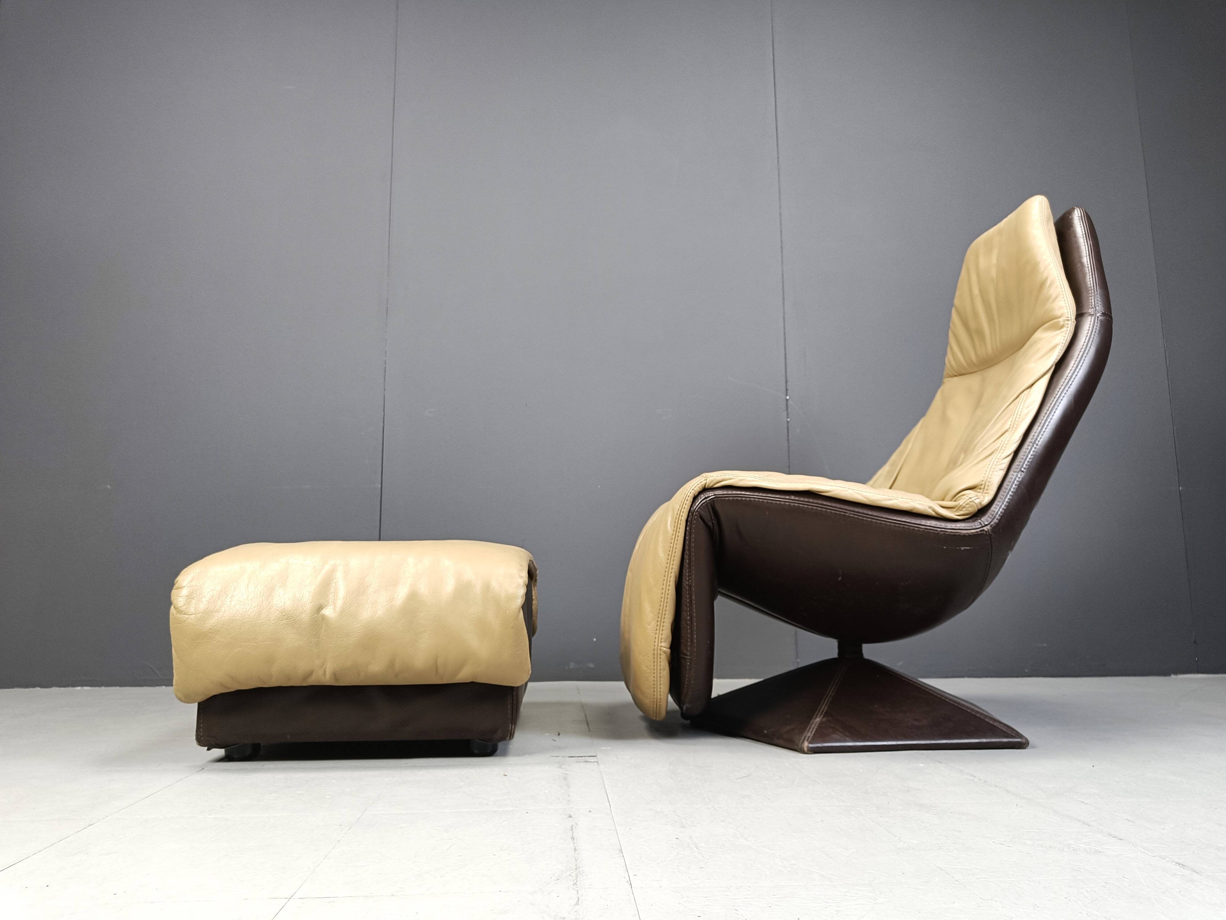 Chaise pivotante vintage en cuir avec ottoman, années 1970