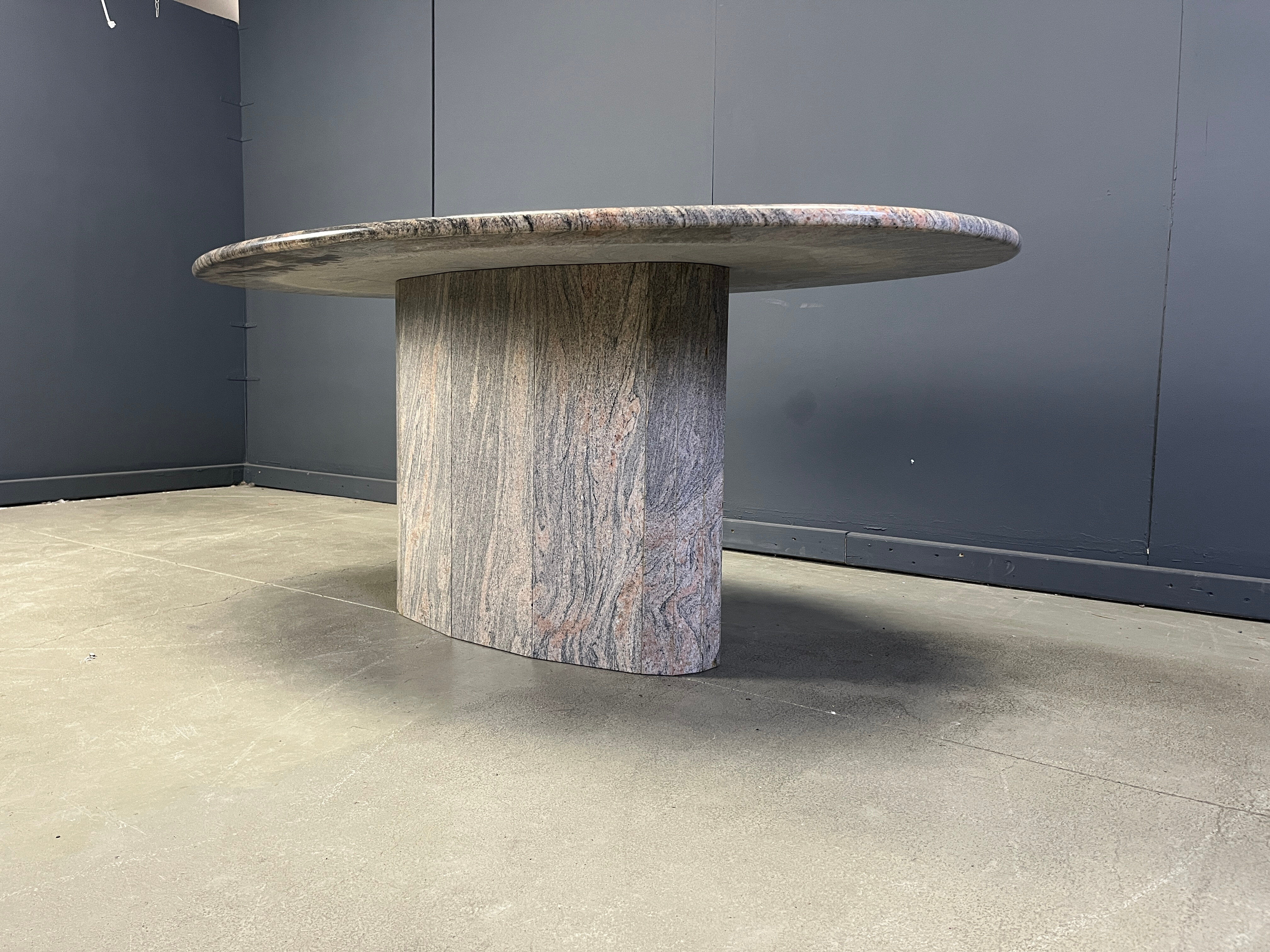 Table à manger en granit ovale vintage, années 1970
