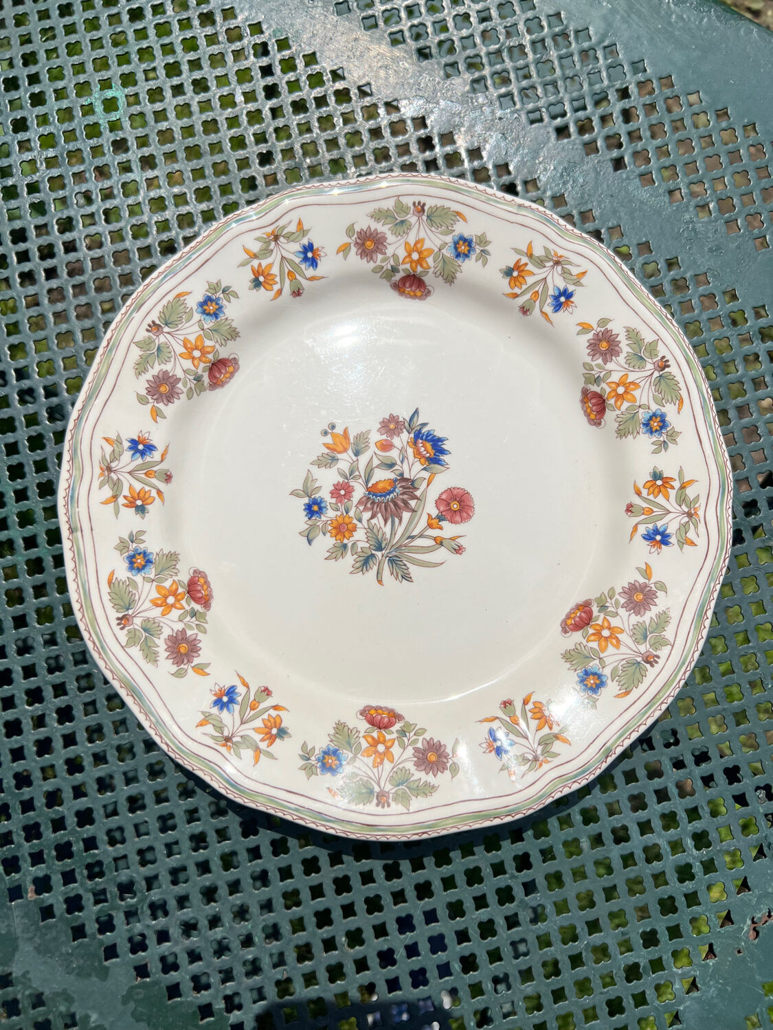 Composition of 4 flat earthenware plates, Gien