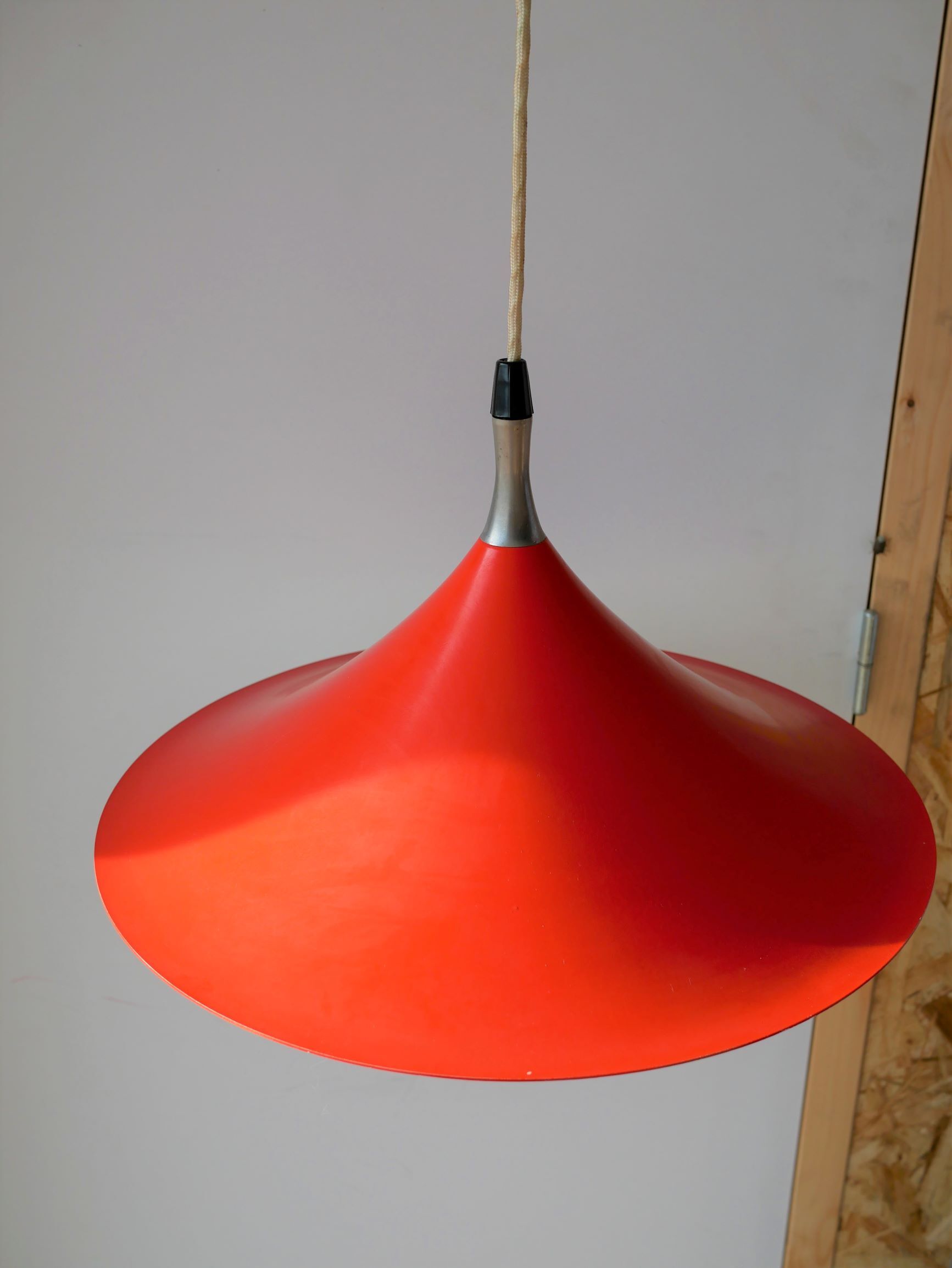 Tulip red metal hanging