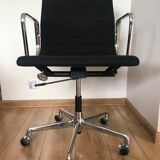Fauteuil modèle EA117 de Charles et Ray Eames édition Vitra