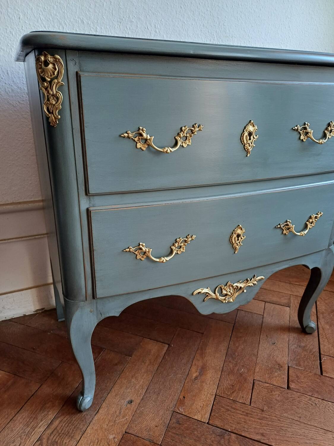 Regency style patinated bedroom chest of drawers with 2 drawers