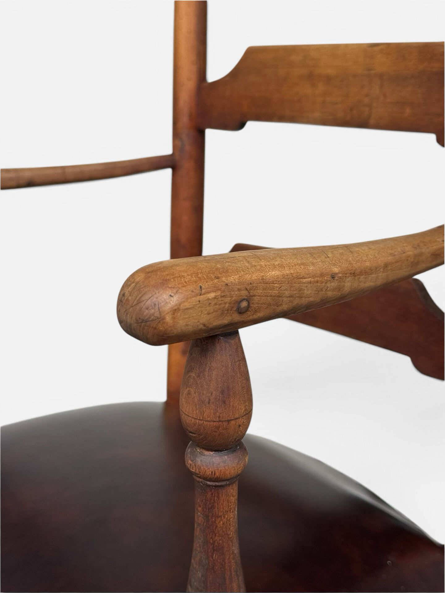 Antique rustic armchair in walnut and leather, 18th century.