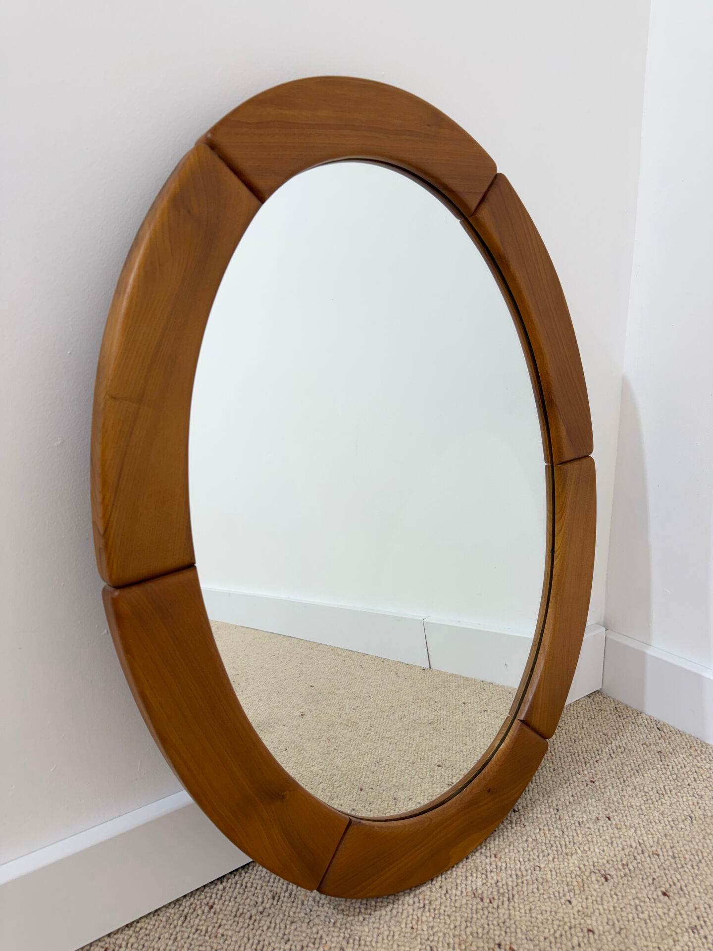 Miroir ovale années 70 en orme massif 