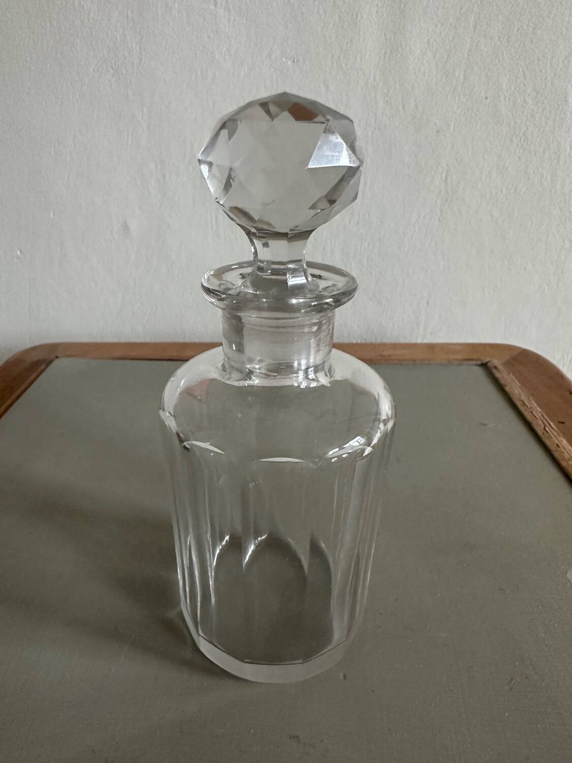 Glass bottle and its glass stopper