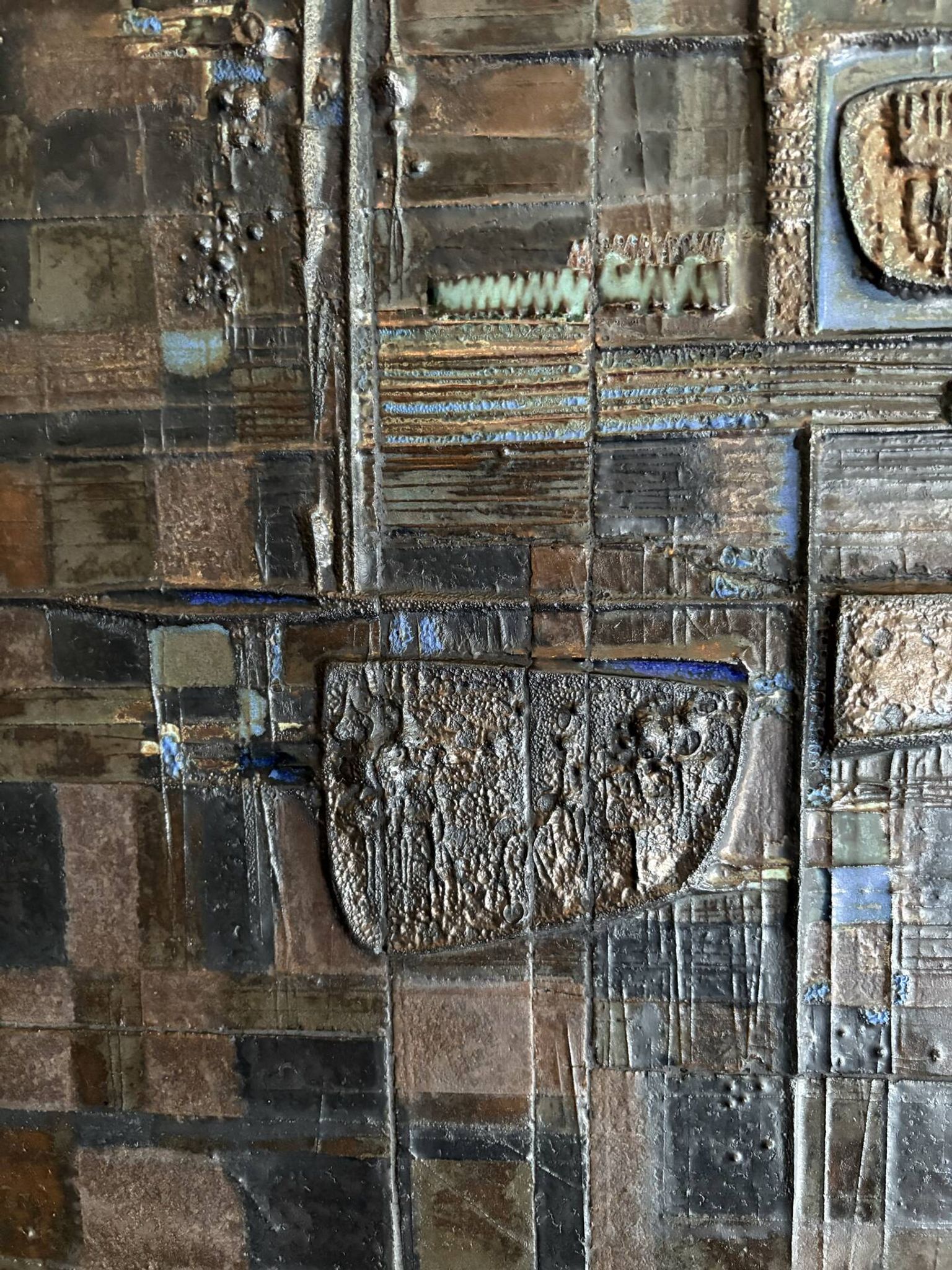 Panneau en céramique brutalisme