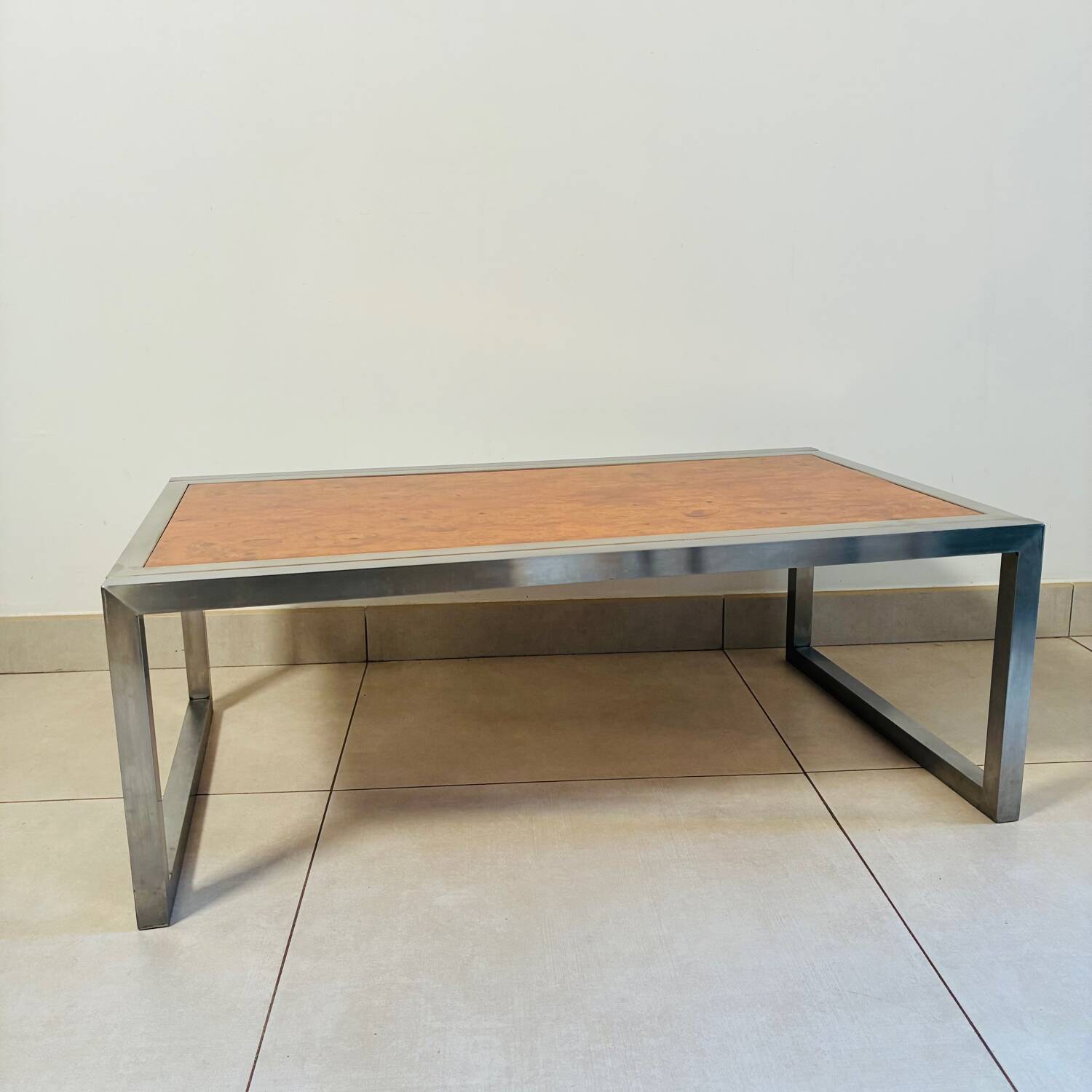 Vintage coffee table in elm burl and stainless steel base – Design 1970