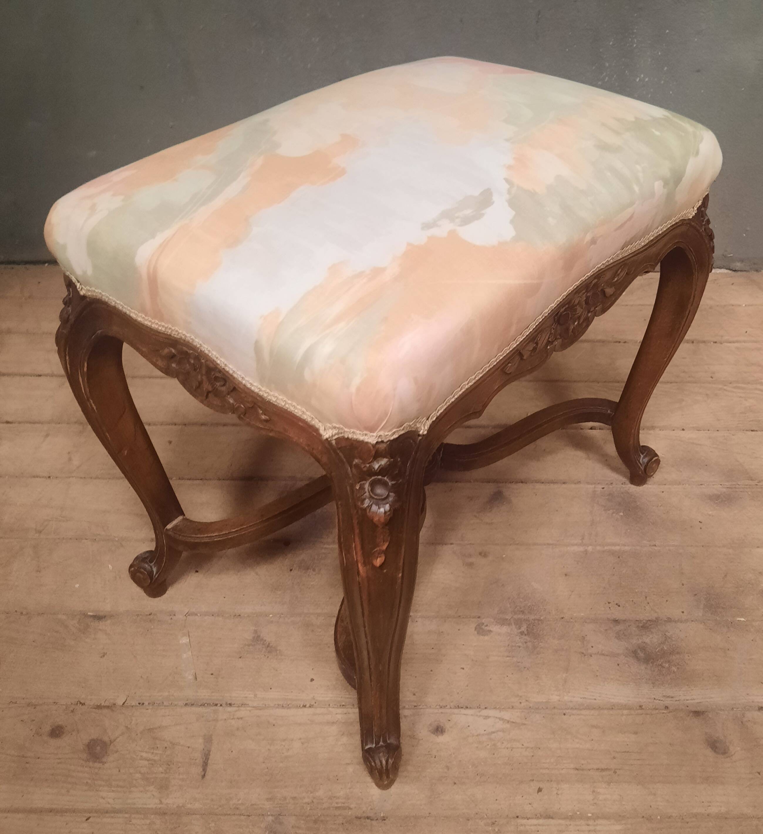Pouf de style Louis XV  rocaille