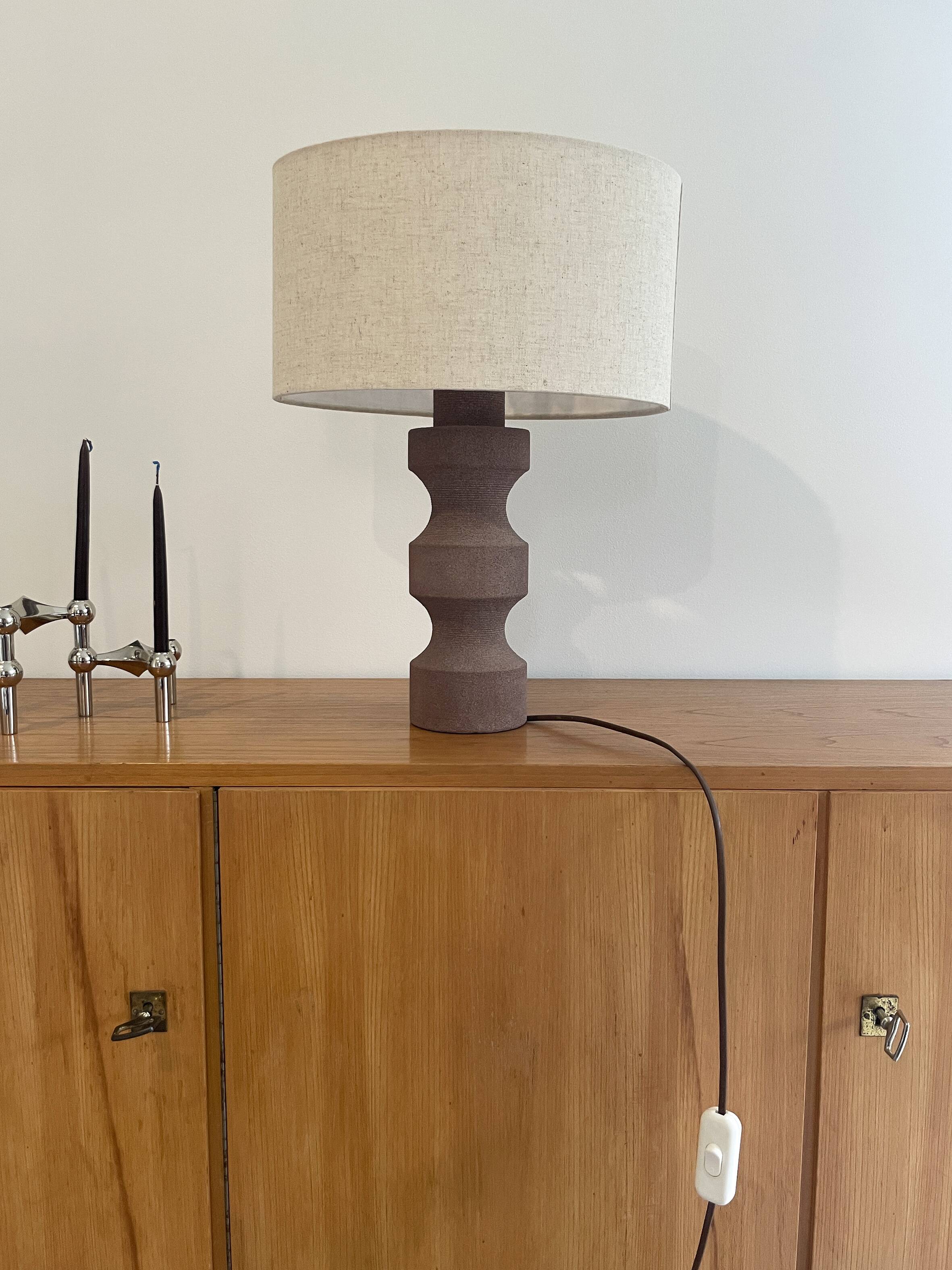 Lampe de table vintage en pierre sculptée grès
