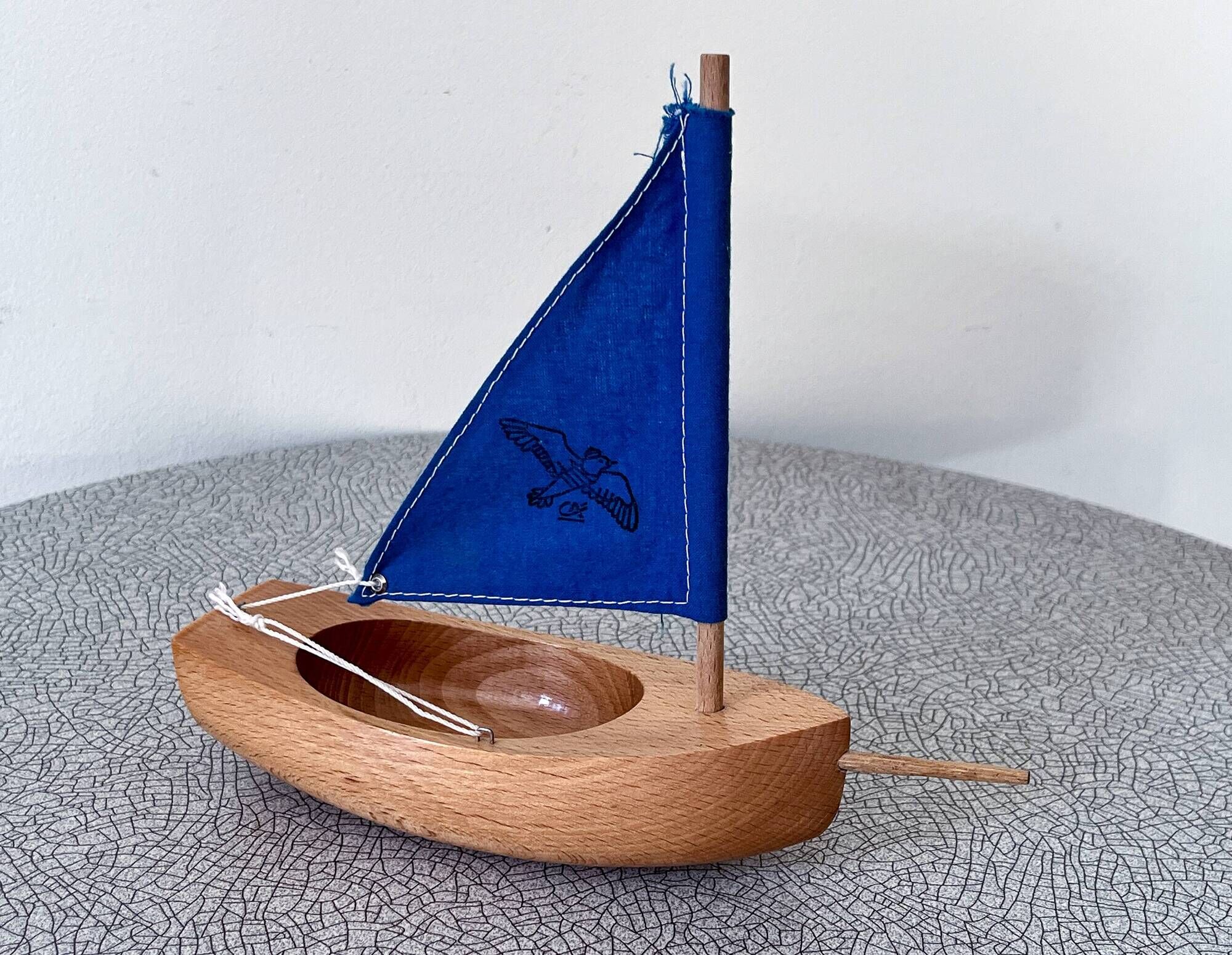 Small navigable pond sailboat made of wood and cotton, in good condition.