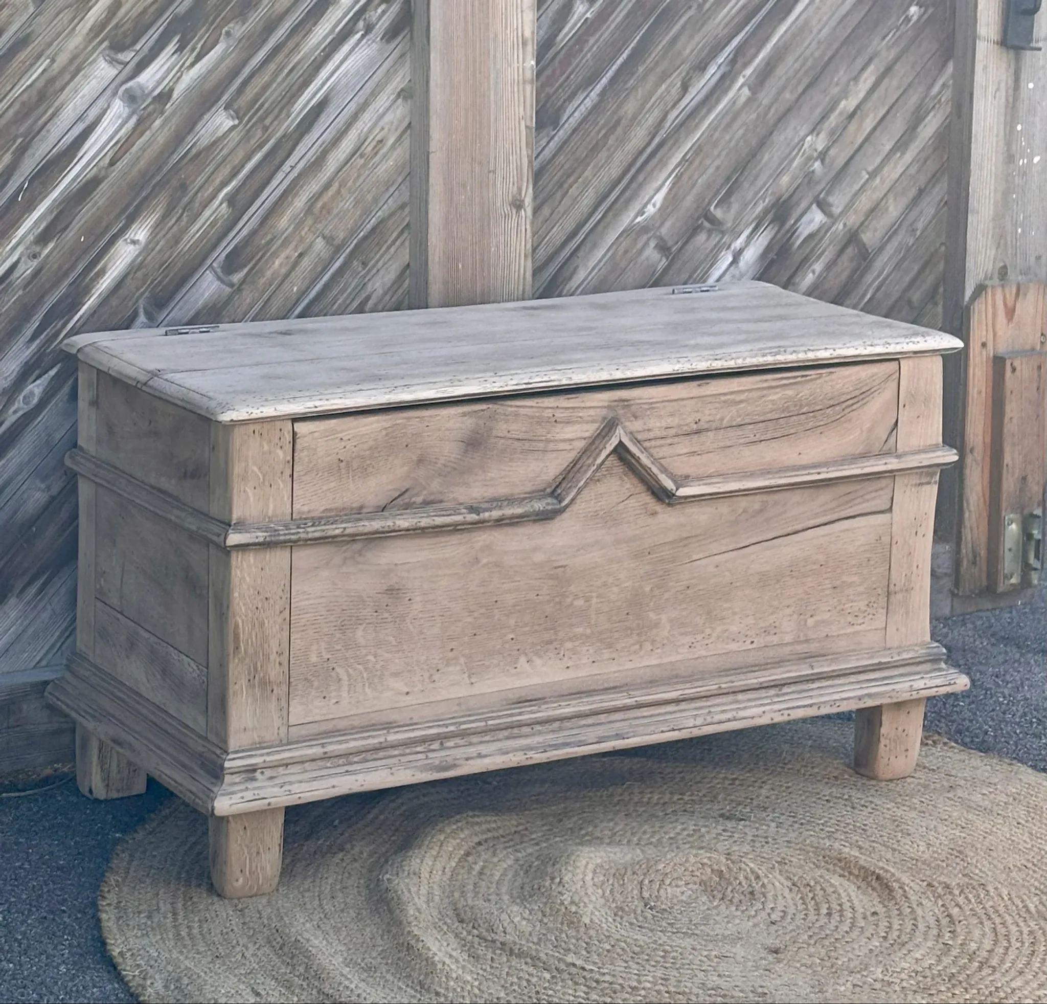 Banc coffre ancien en chêne massif brut