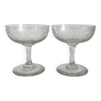 2 coupes à champagne anciennes en verre décor gravé