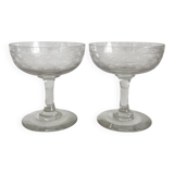 2 coupes à champagne anciennes en verre décor gravé
