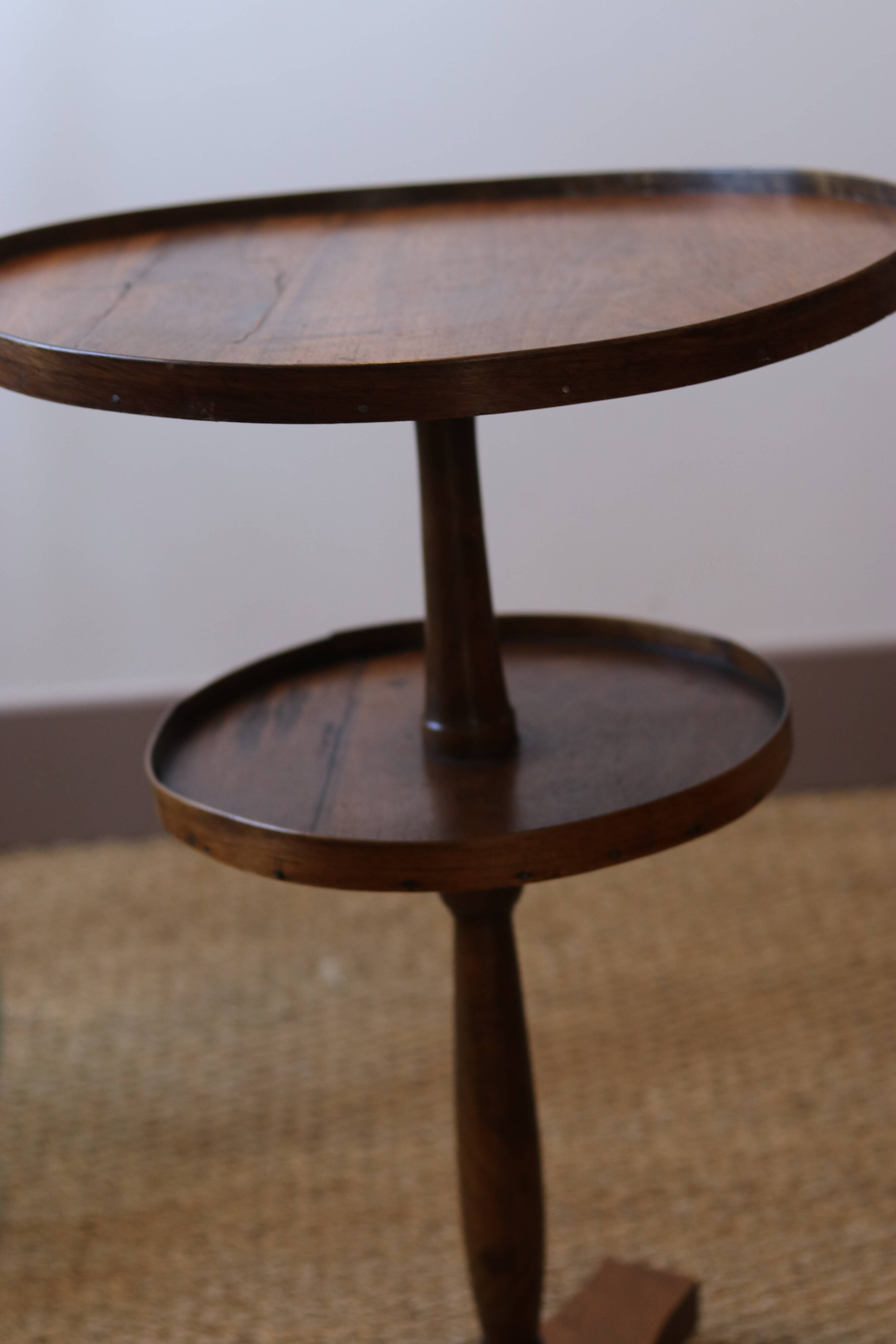 Antique walnut pedestal table, dating from the end of the 19th century