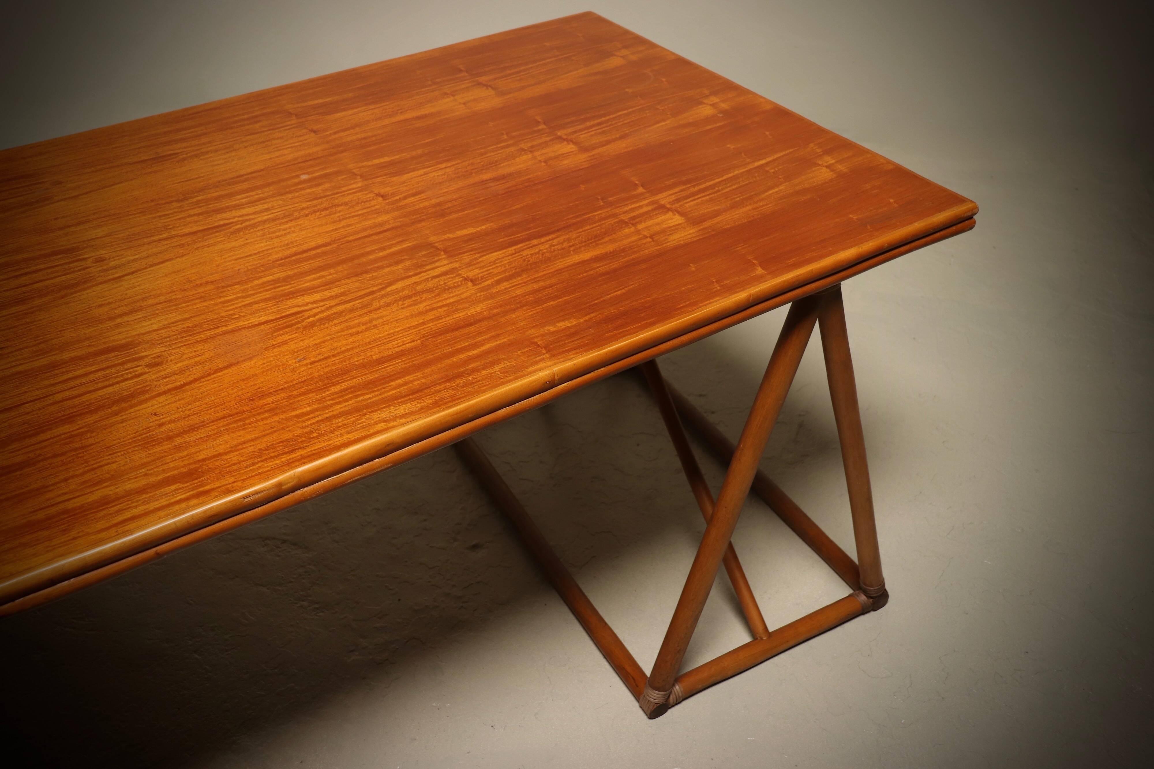 Bureau ou table à manger en treillis italien des années 1970 en bambou et rotin.