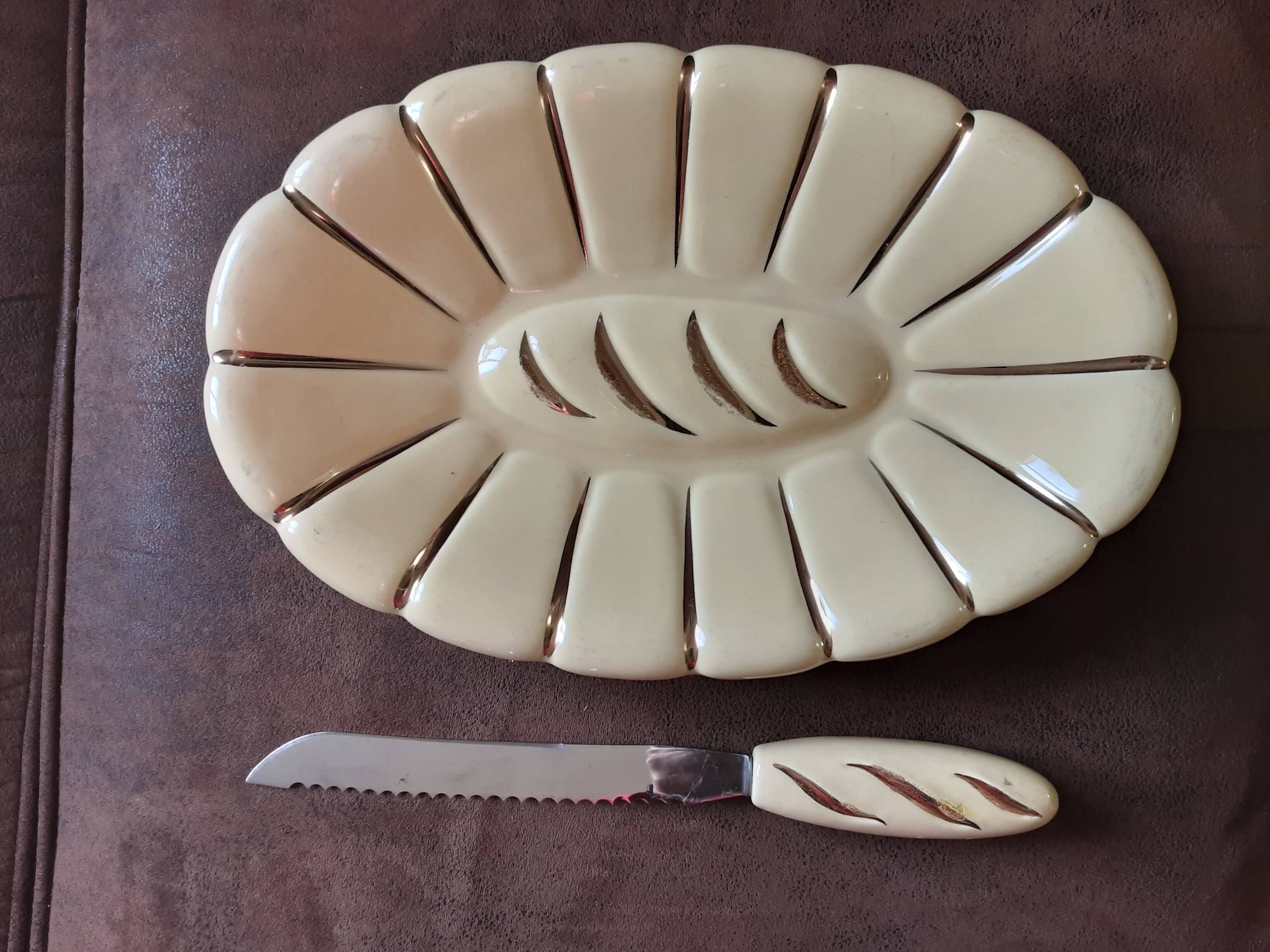 Bread basket and knife