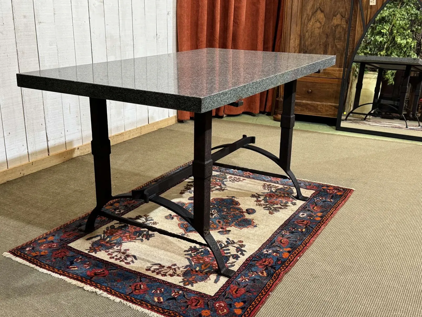 Table en marbre et piétement fonte