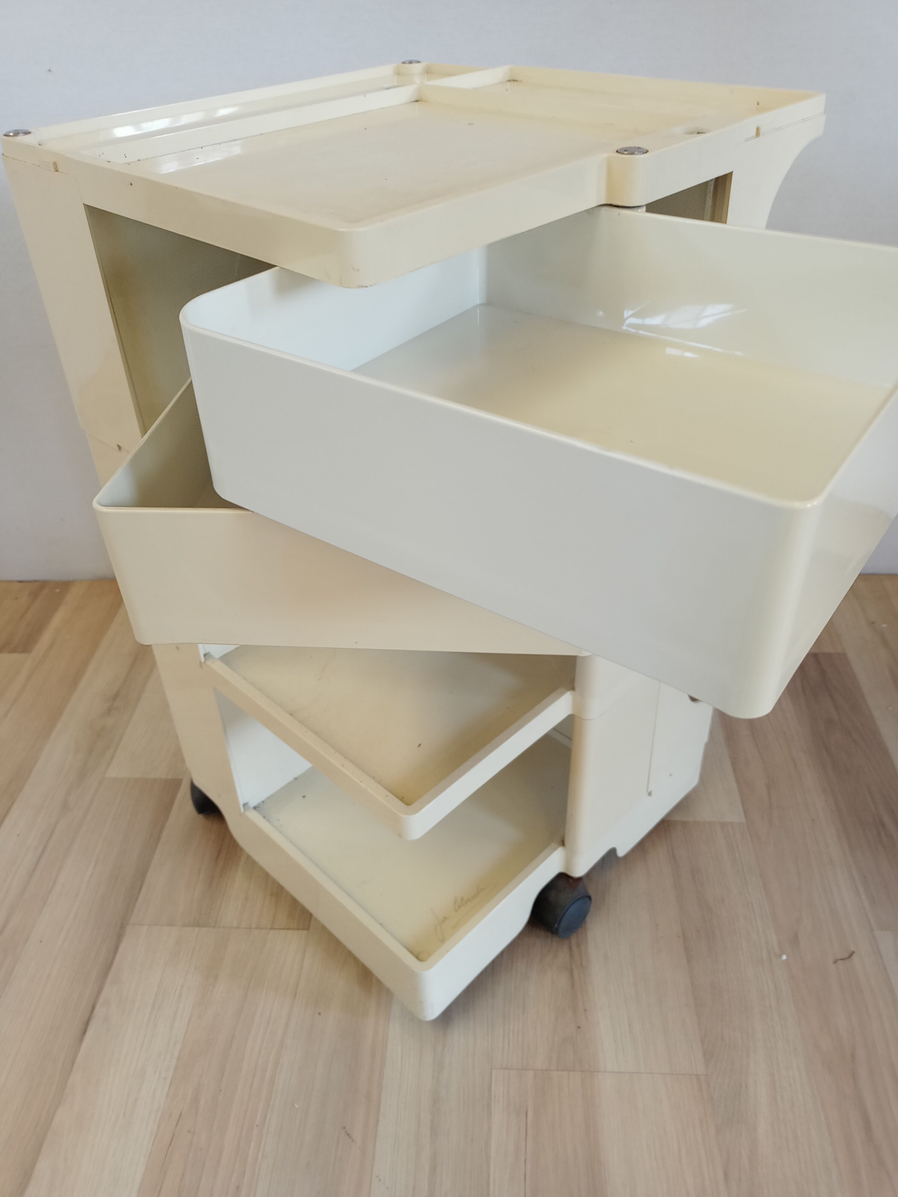 Service "Boby" design Joe Colombo