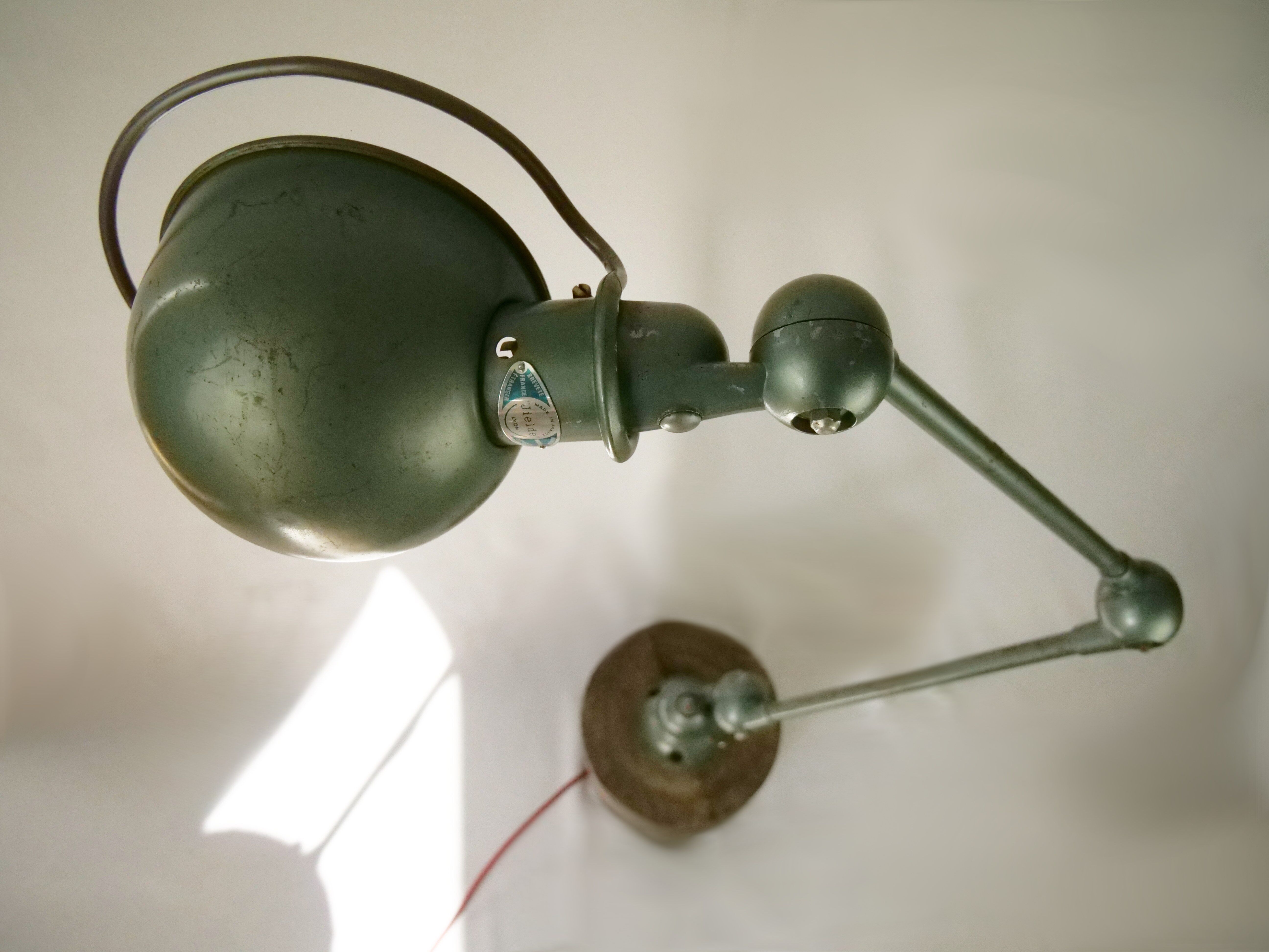 Jielde table lamp with 2 arms on a wooden base.