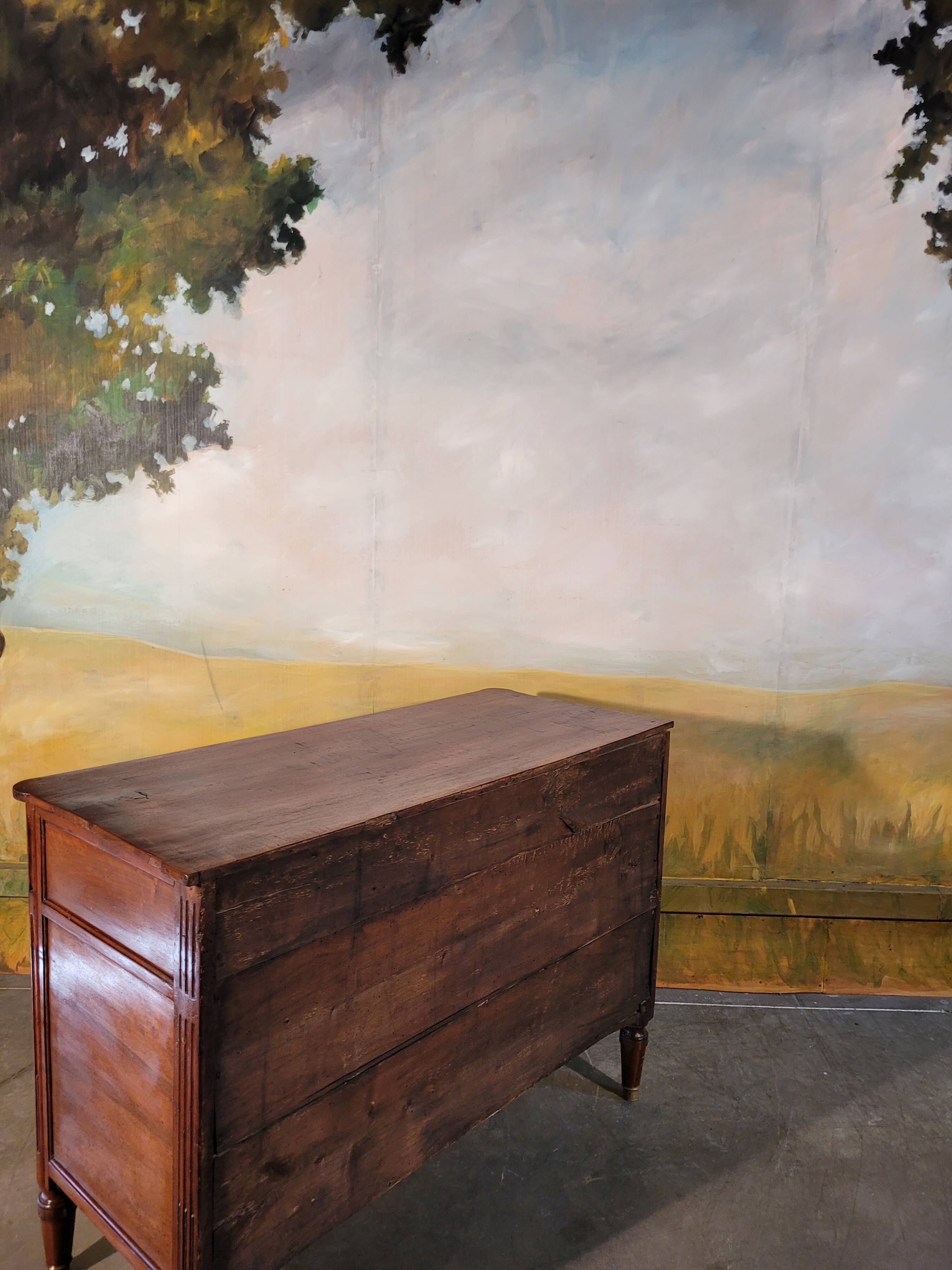 Petite commode époque Louis XVI en merisier