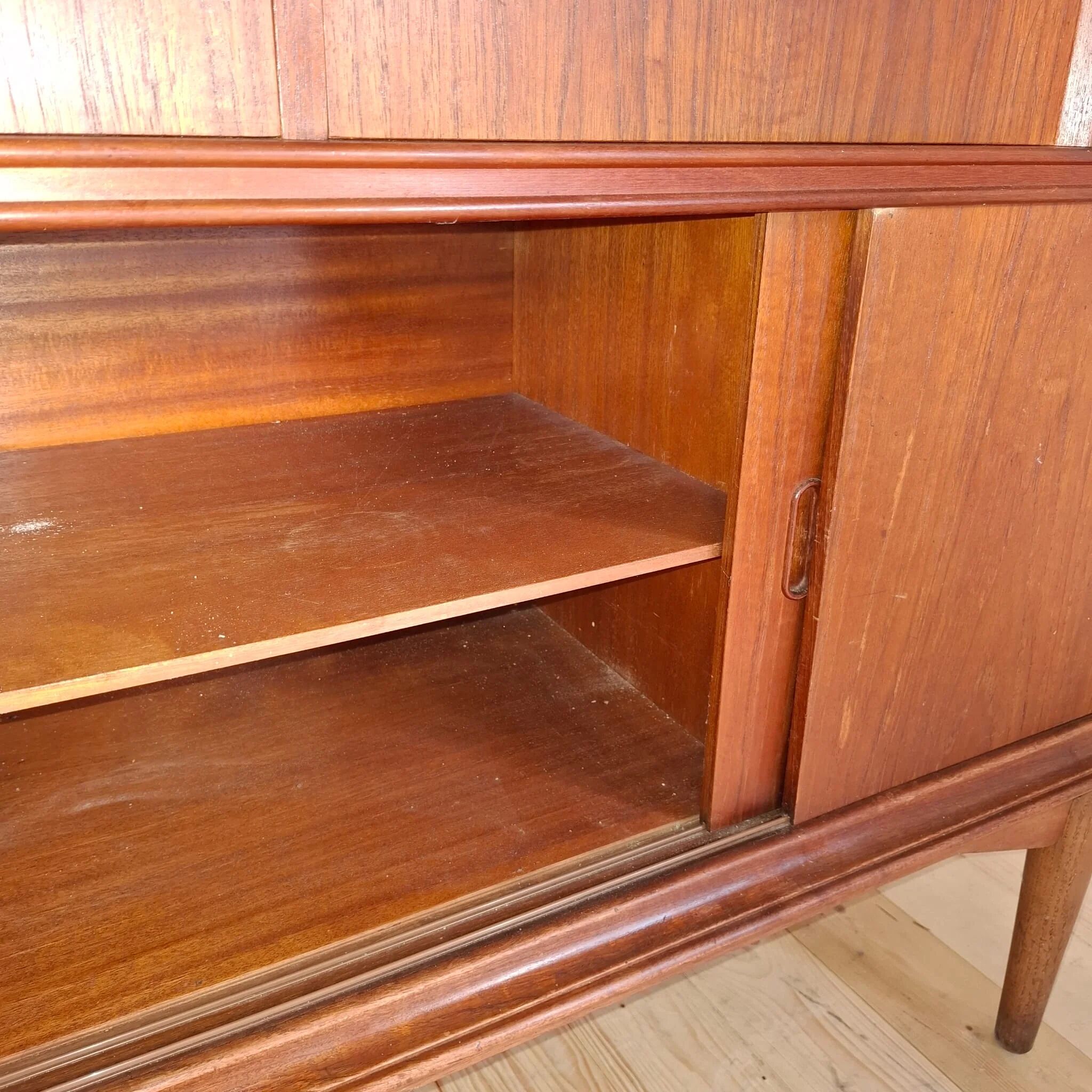 Buffet en teck haut avec tiroirs et portes coulissantes – design scandinave des années 1960.