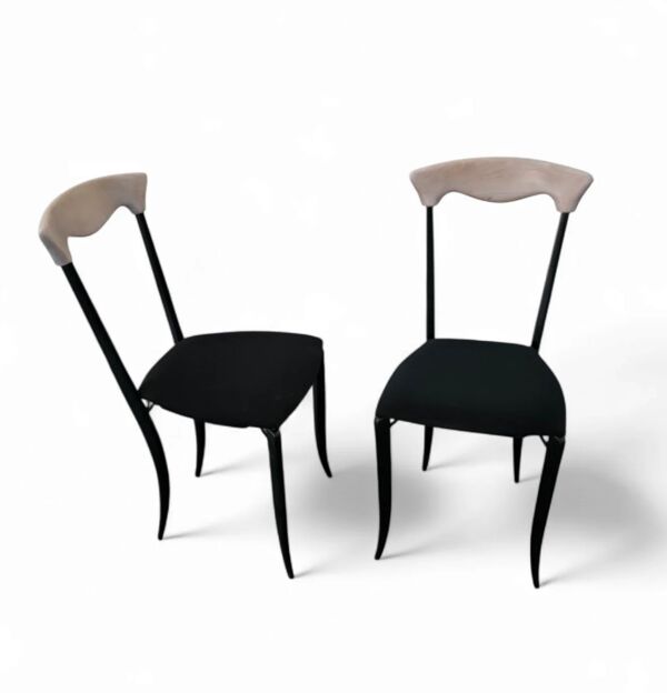 2 chaises de salle à manger Charme par Fasem sont une œuvre maîtresse mince mais robuste des années 1980.