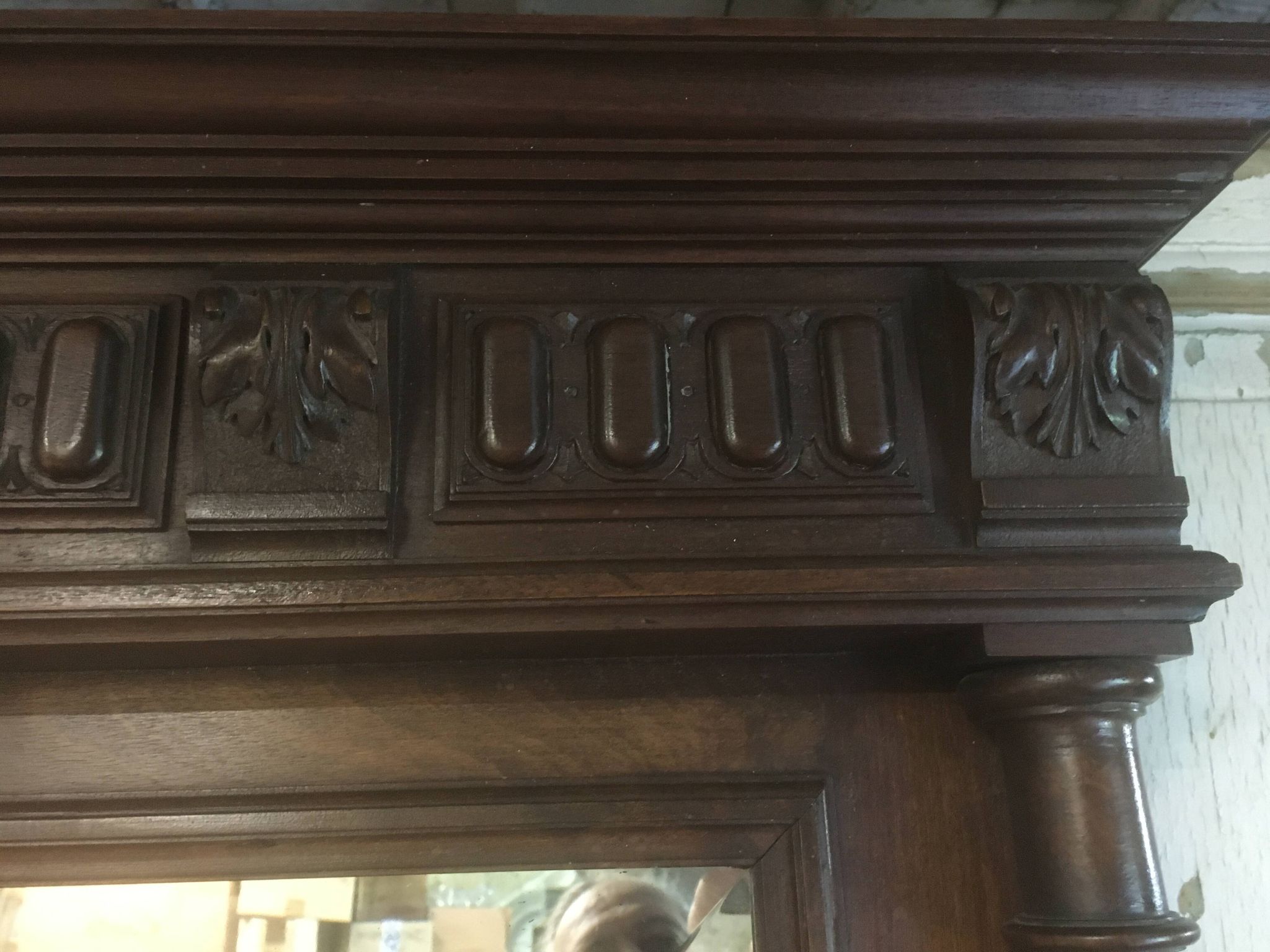 Miroir biseauté de style Henri ii en noyer