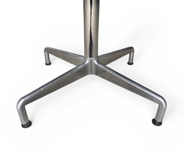 Table “Segmented” par Charles & Ray Eames pour Vitra