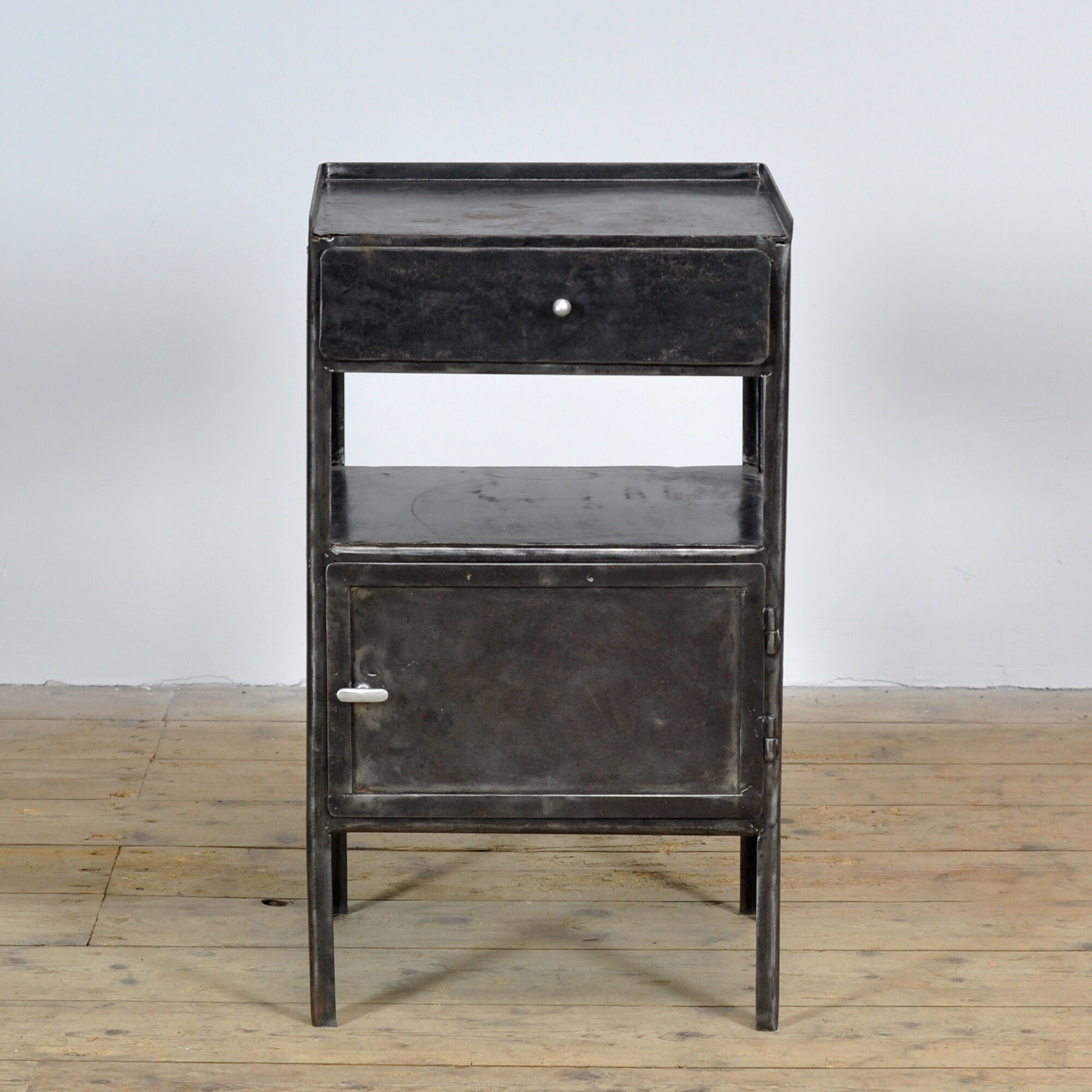 Table de chevet en fer, années 1910