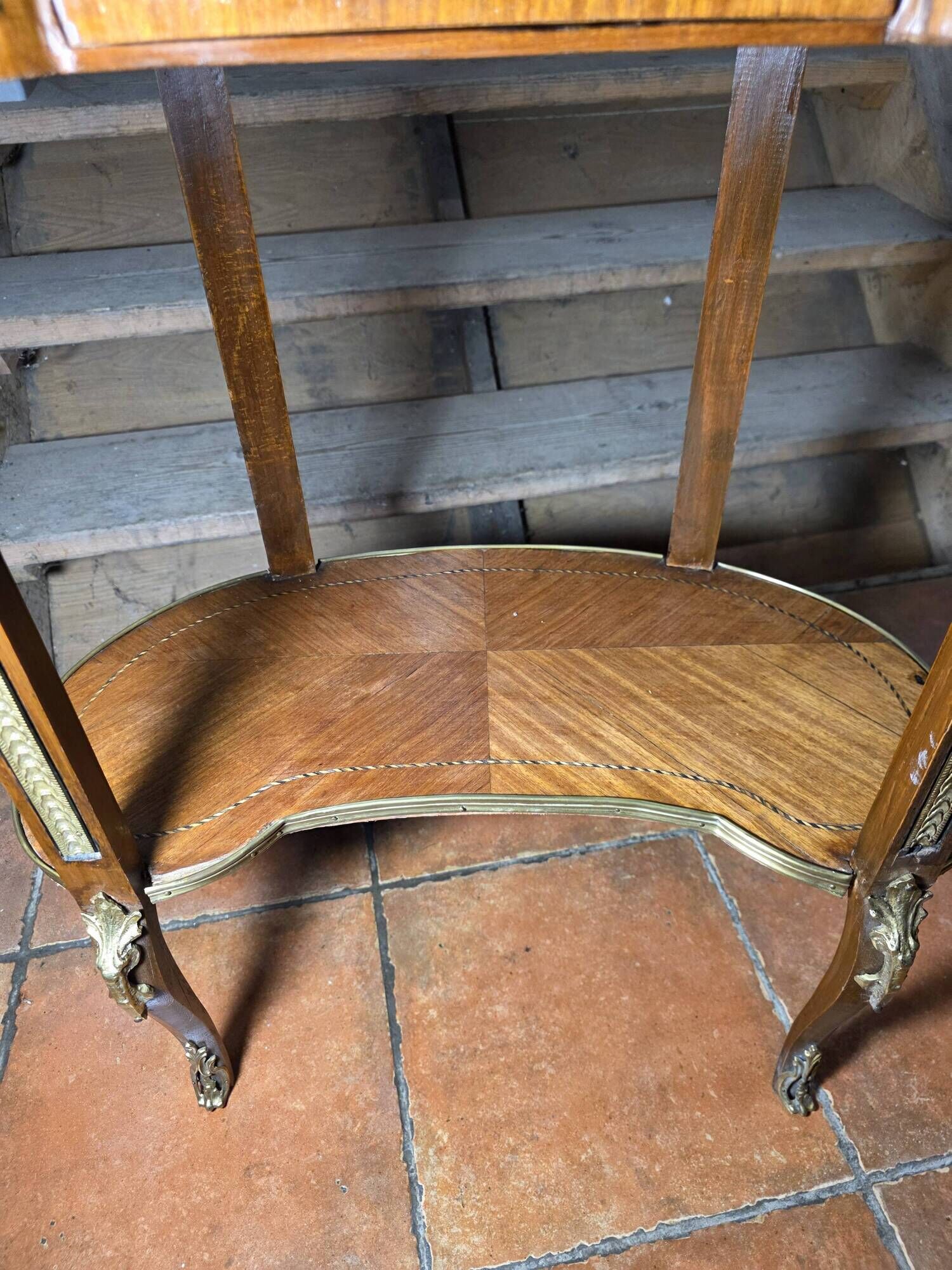 Kidney-shaped bedside table in Louis XV style with marquetry.