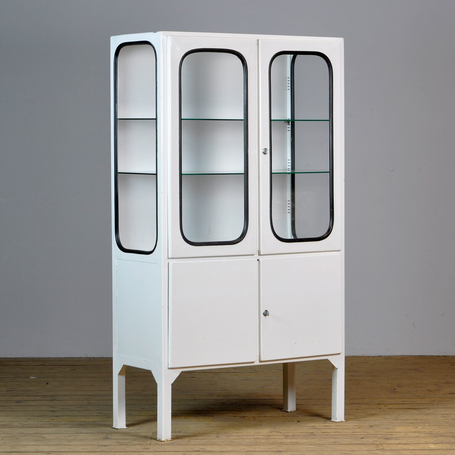Armoire médicale en verre et fer, années 1970