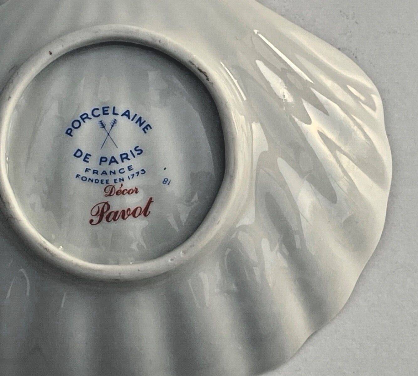 Paris porcelain shell-shaped pocket emptier with vintage poppy decoration