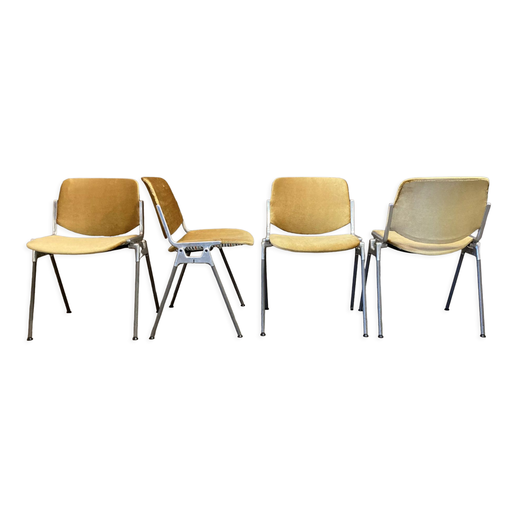 Suite of 4 chairs by Giancarlo Piretti