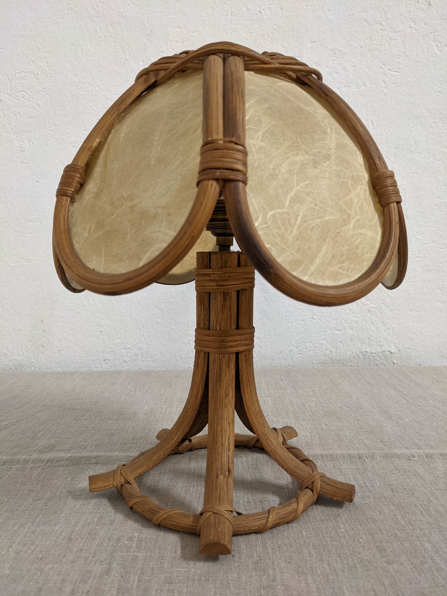 Lotus flower bedside lamp in skin and rattan from the 60s/70s