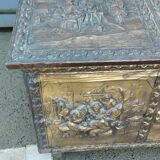 Coffre à bois en cuivre repoussé ancien