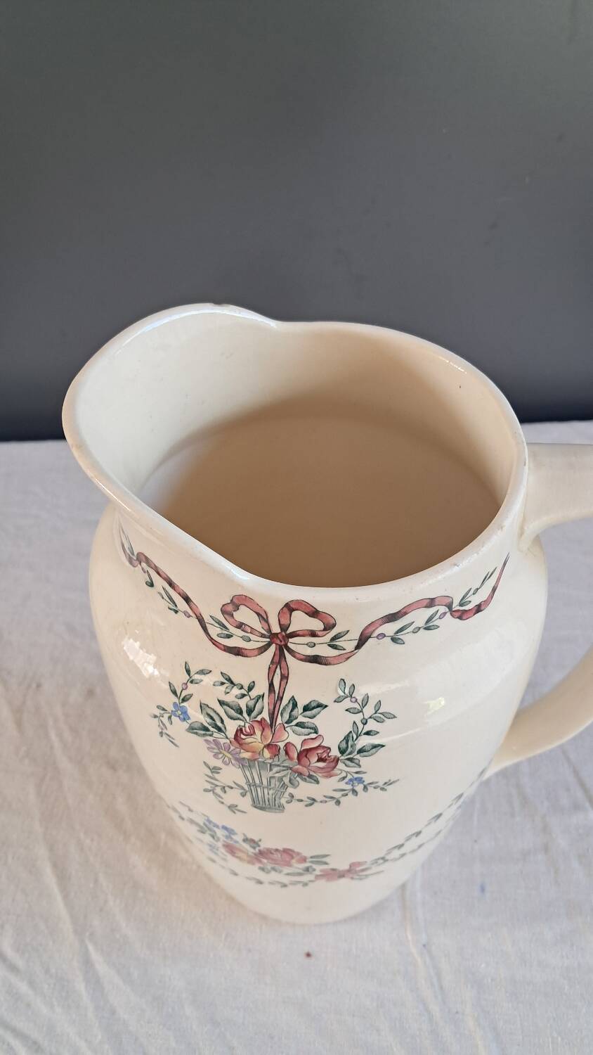 Longchamps toilet pitcher