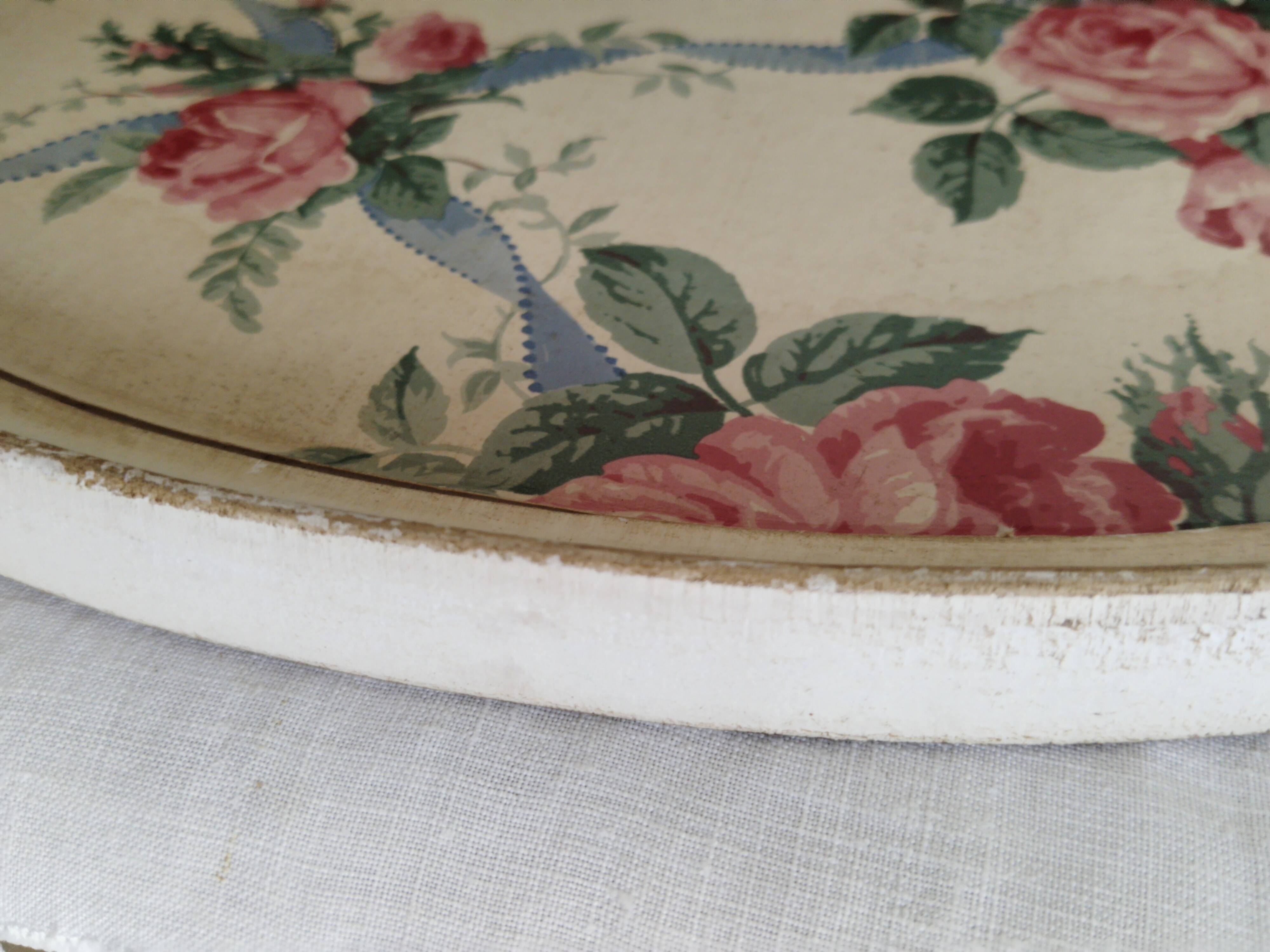 Oval resin tray with rose and ribbon pattern