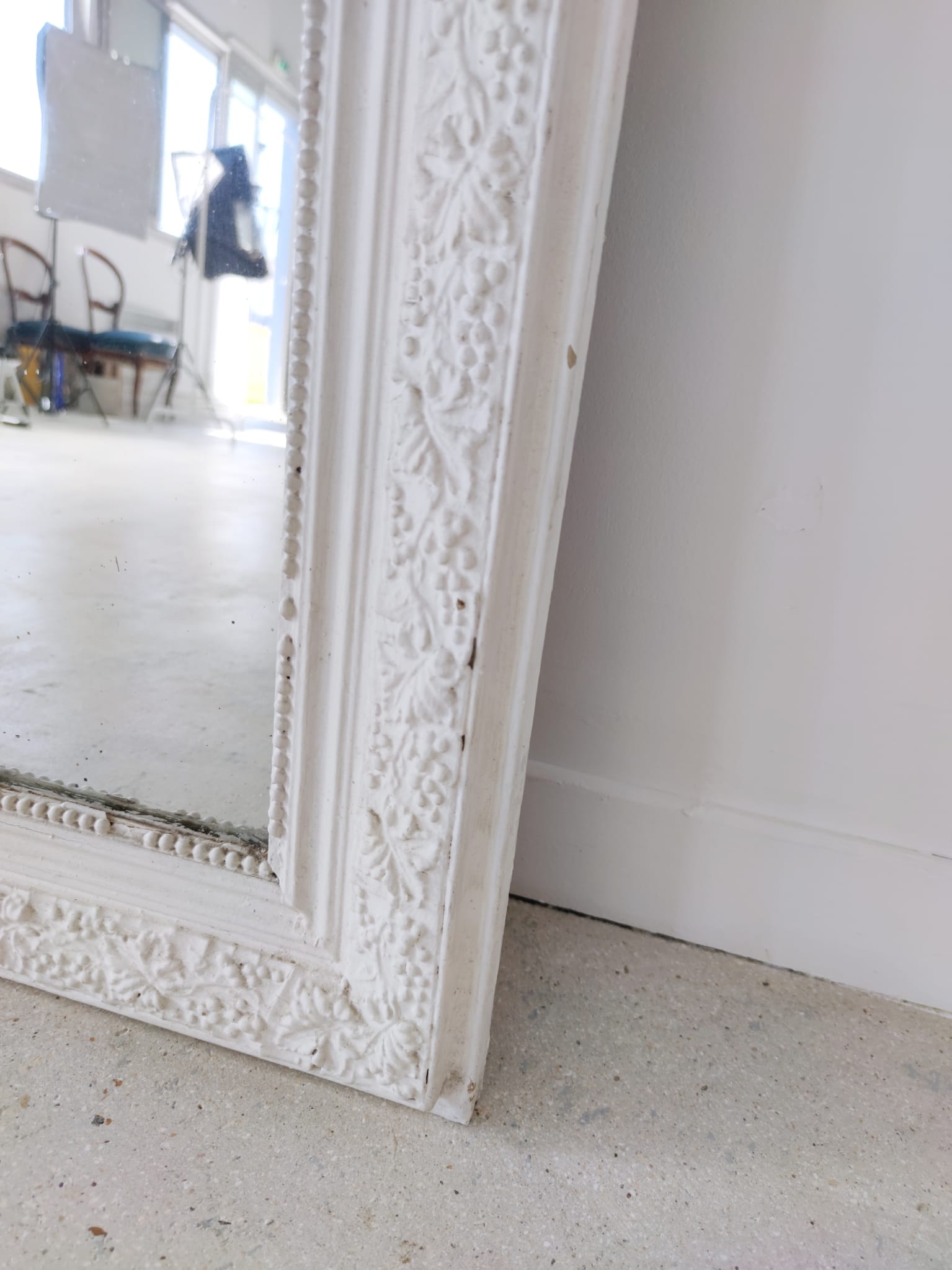 White lacquered wood mirror