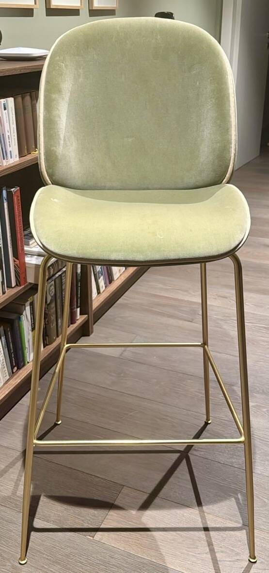 Chaises hautes Gubi velours vert clair