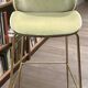 Chaises hautes Gubi velours vert clair