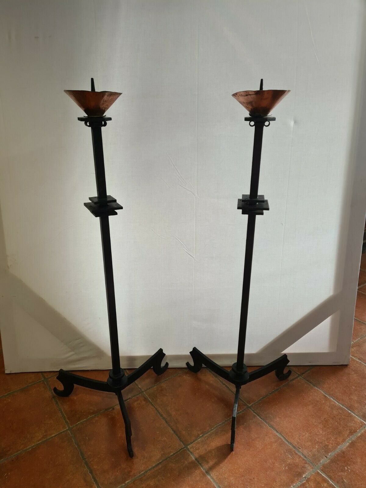 Chandeliers sur pied en fer forgé