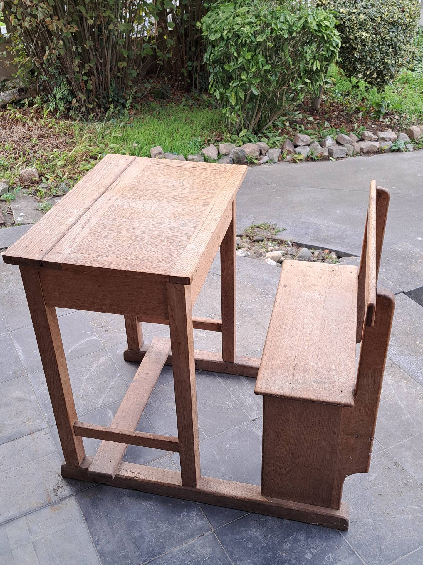 Table banc ou pupitre d'ecolier