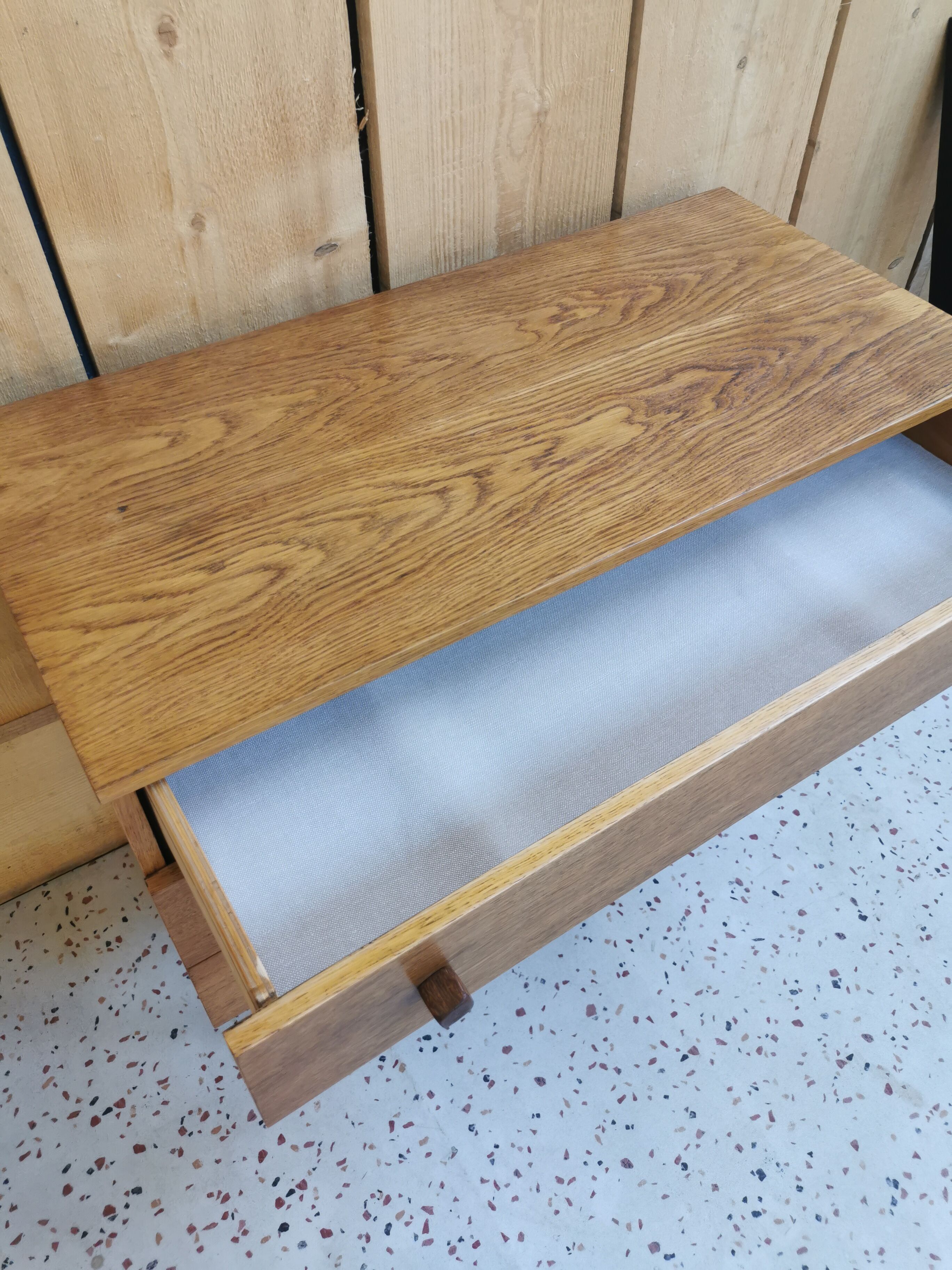 Oak chest of drawers