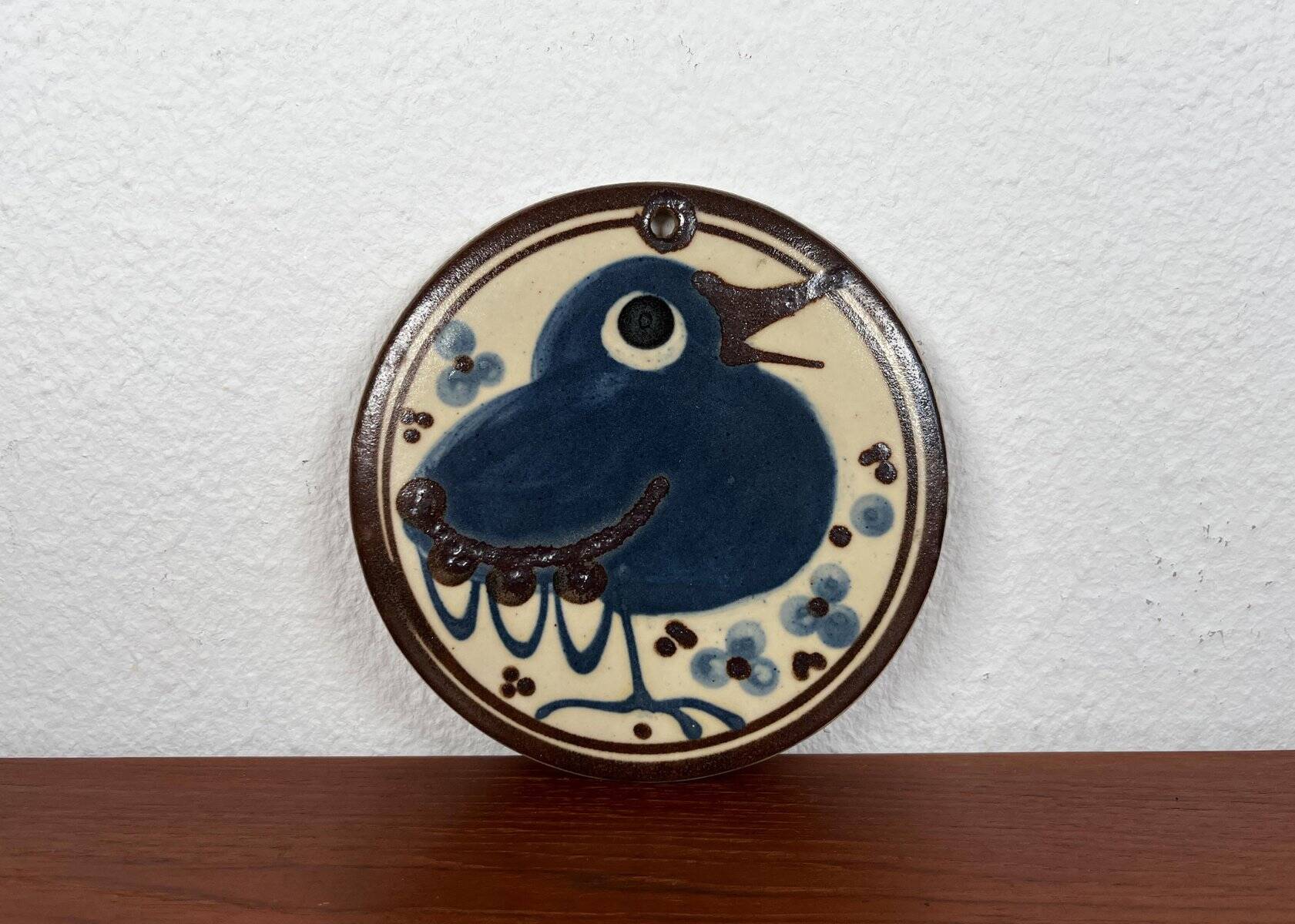 Mid-century Danish studio wall plate in pottery with bird design by Erling & Karin Heerwagen, 1976.