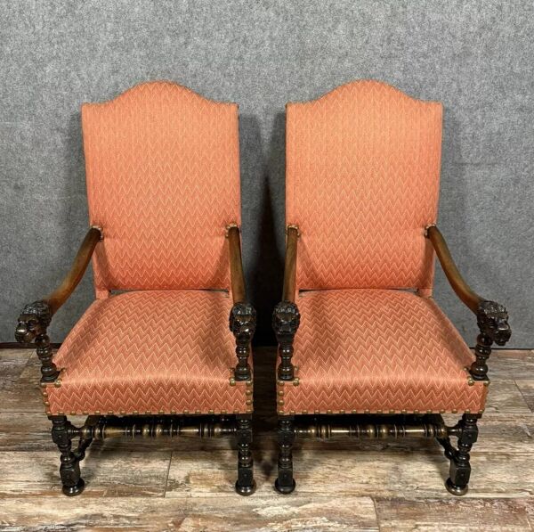 Paire de fauteuils style Louis XIII en noyer sculpté vers 1850
