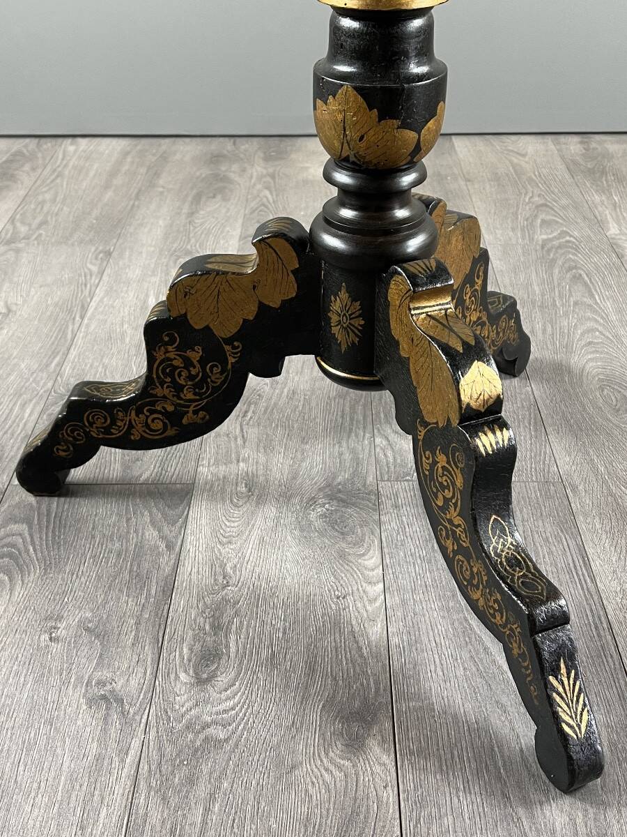 Napoleon III guéridon table in black lacquered wood with floral painted decoration, 19th century.